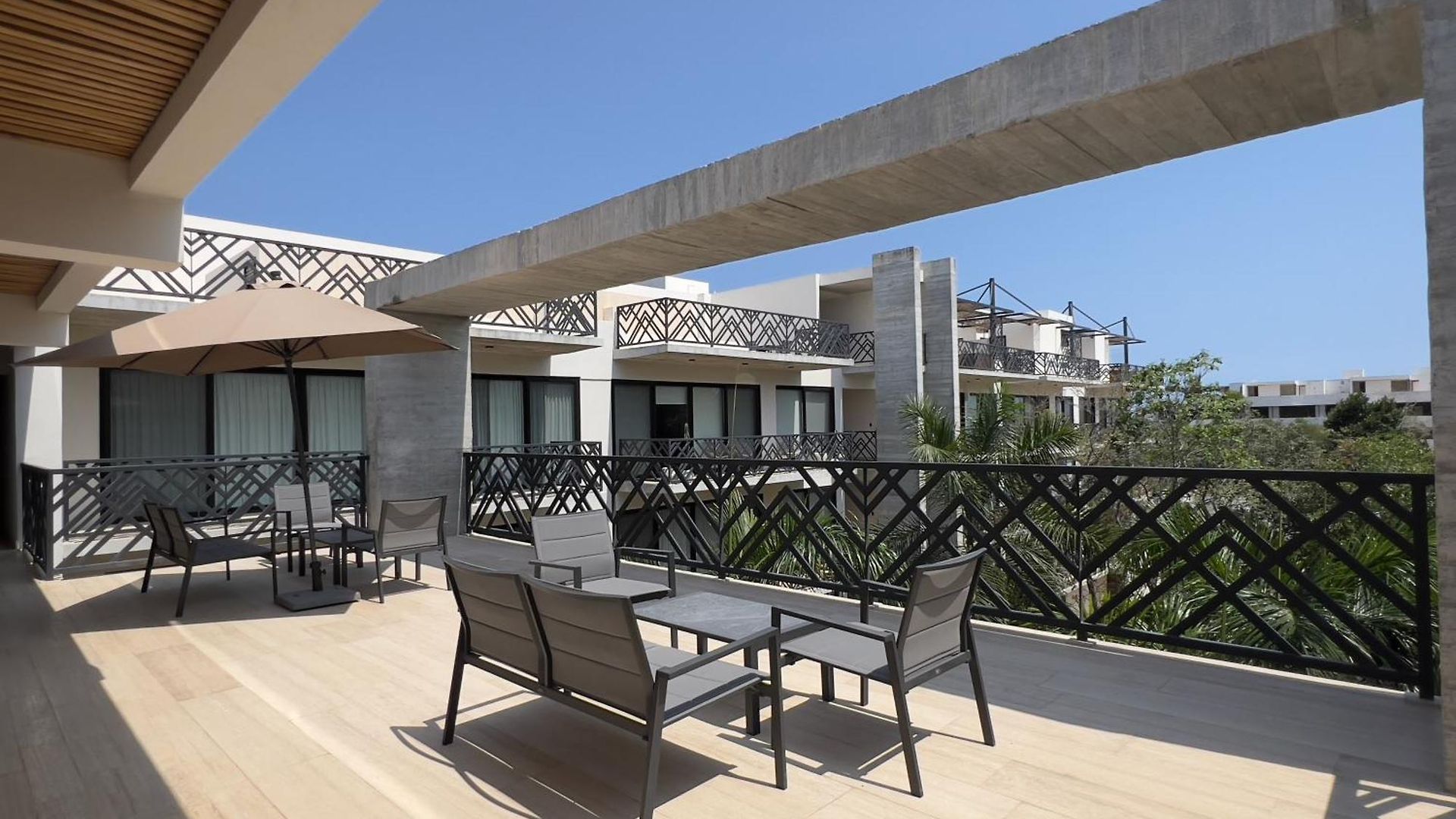 Unwind | Private Balcony & Rooftop Pools | Casago Holiday home