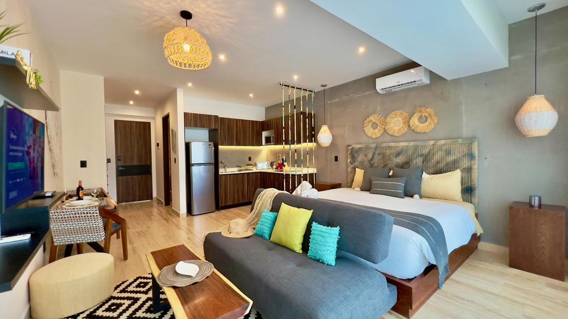 Unwind | Private Balcony & Rooftop Pools | Casago Holiday home