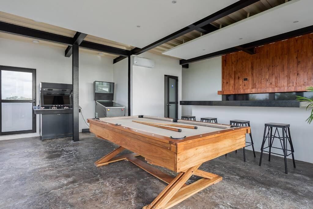 Сasa de vacaciones Chic Townhouse With Private Pool And Rooftop View