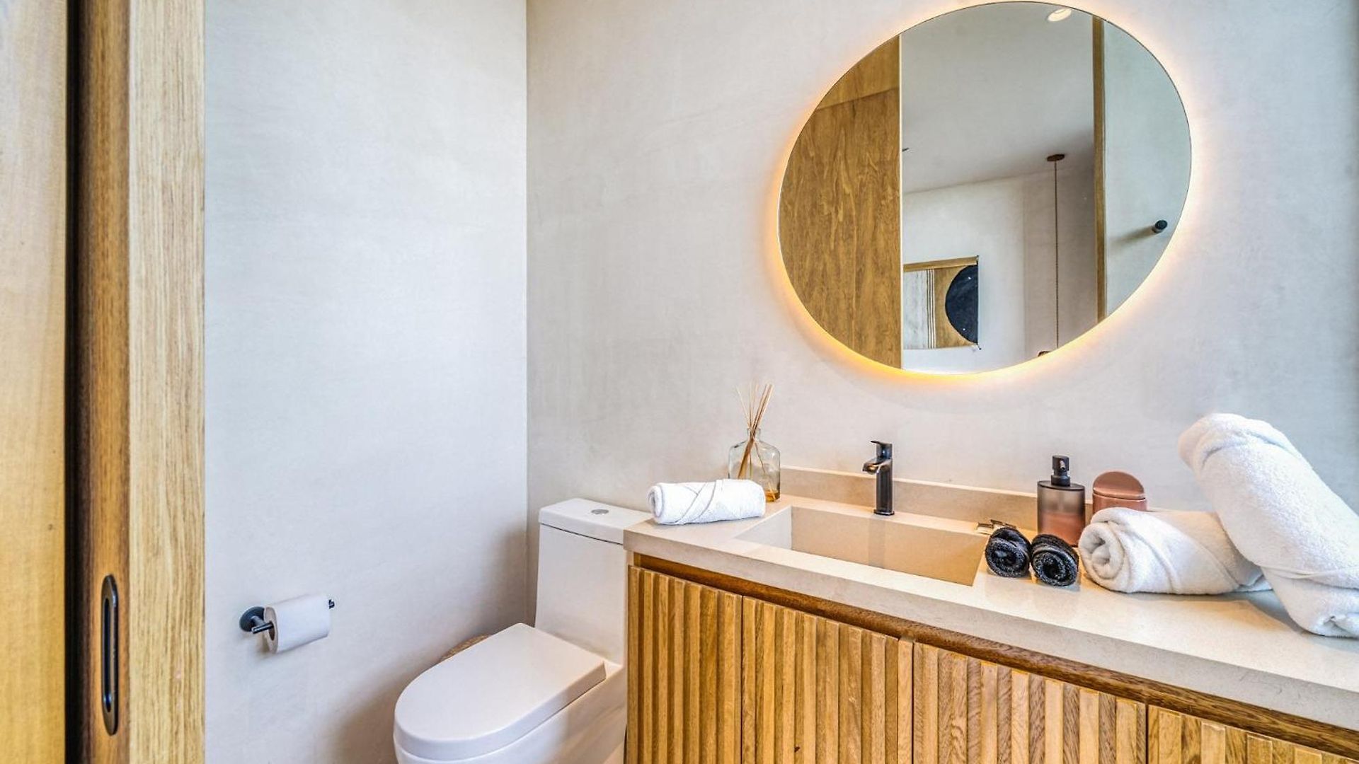 Fast Wi-fi 1br In With Pool, Restaurant, Gym Apartment *