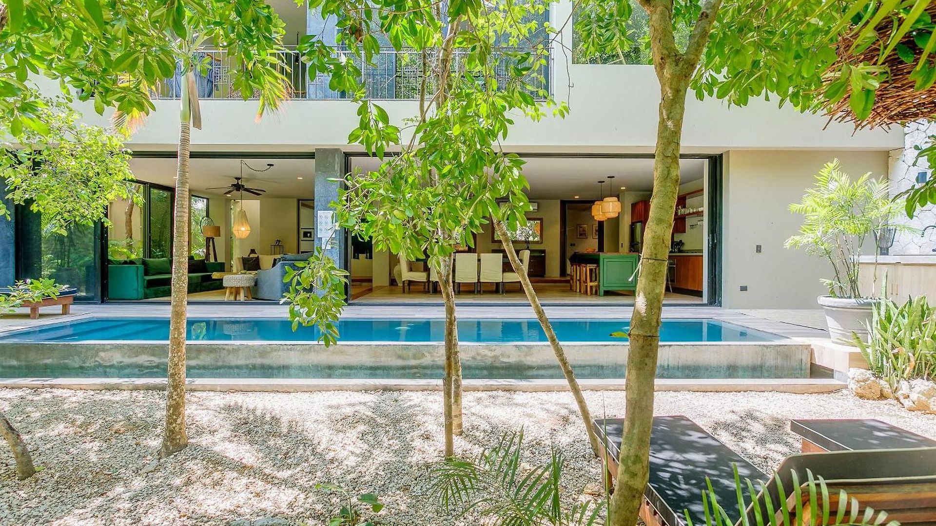 Luxurious Oasis Jacuzzi With Art Gallery And Pool