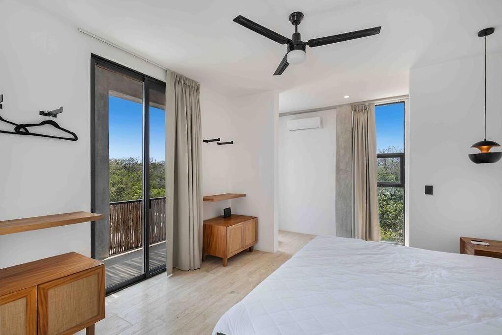 Apartment Brand New Just 5 Min To & Downtown! *