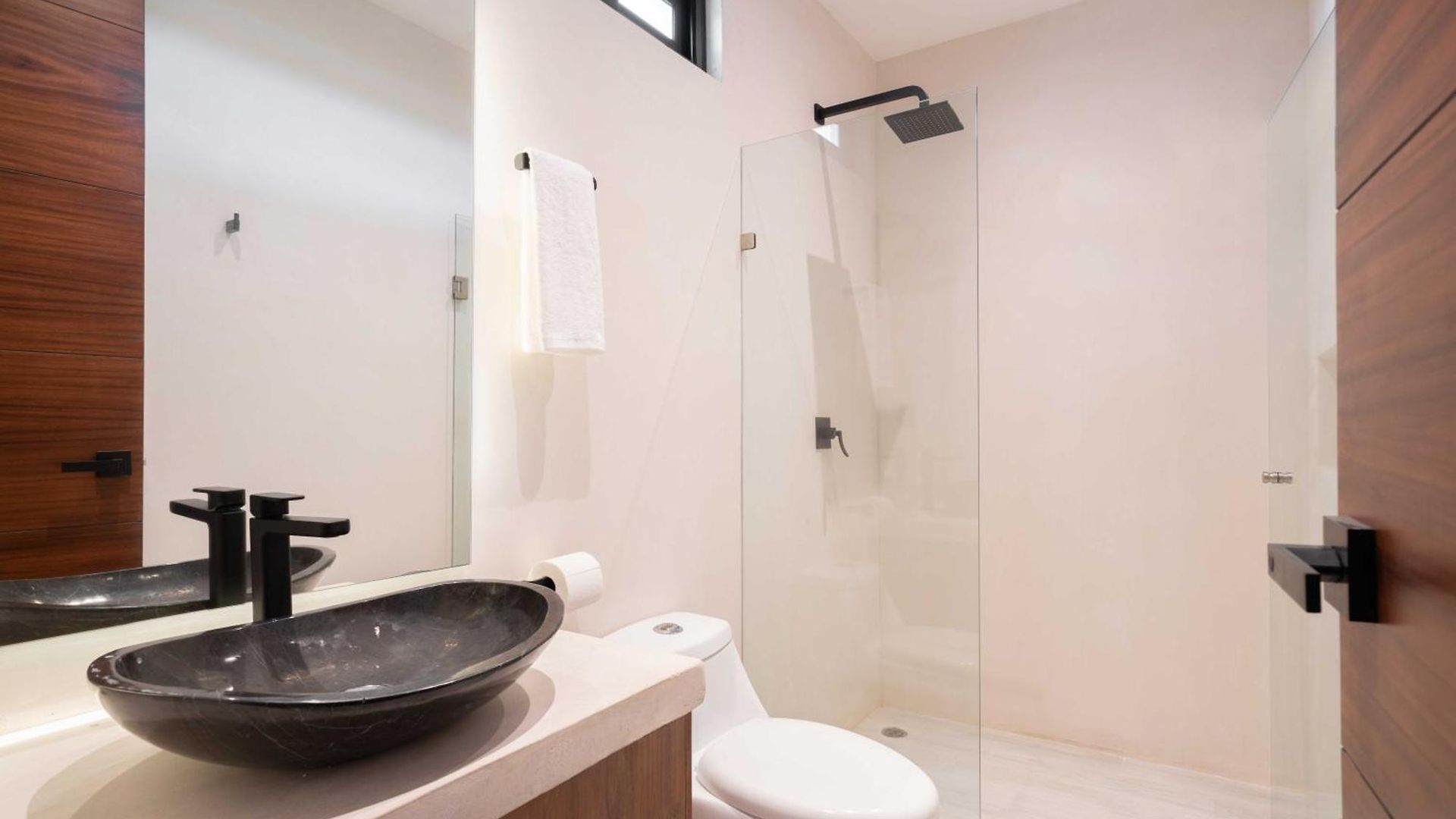 Jade Hotel *