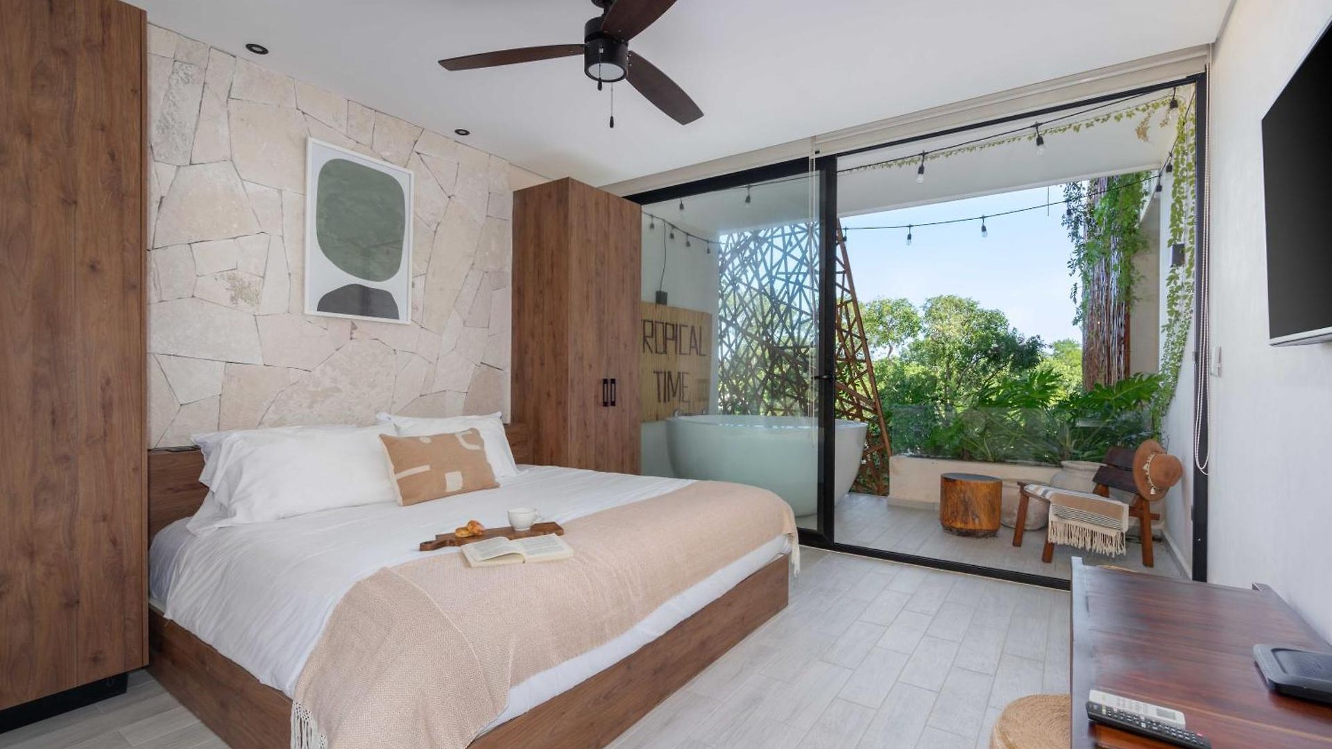 Jade Hotel