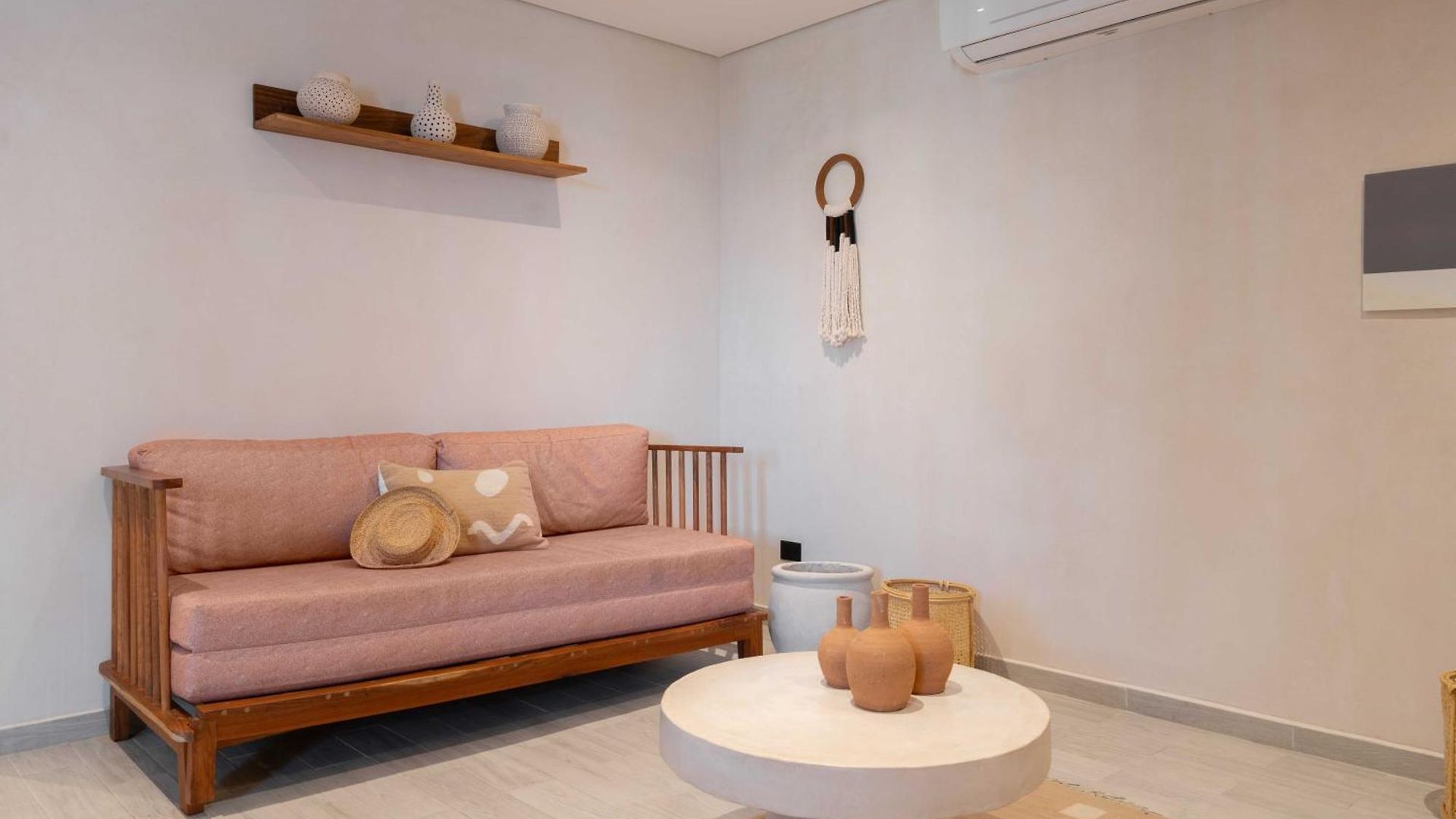 Jade Hotel *