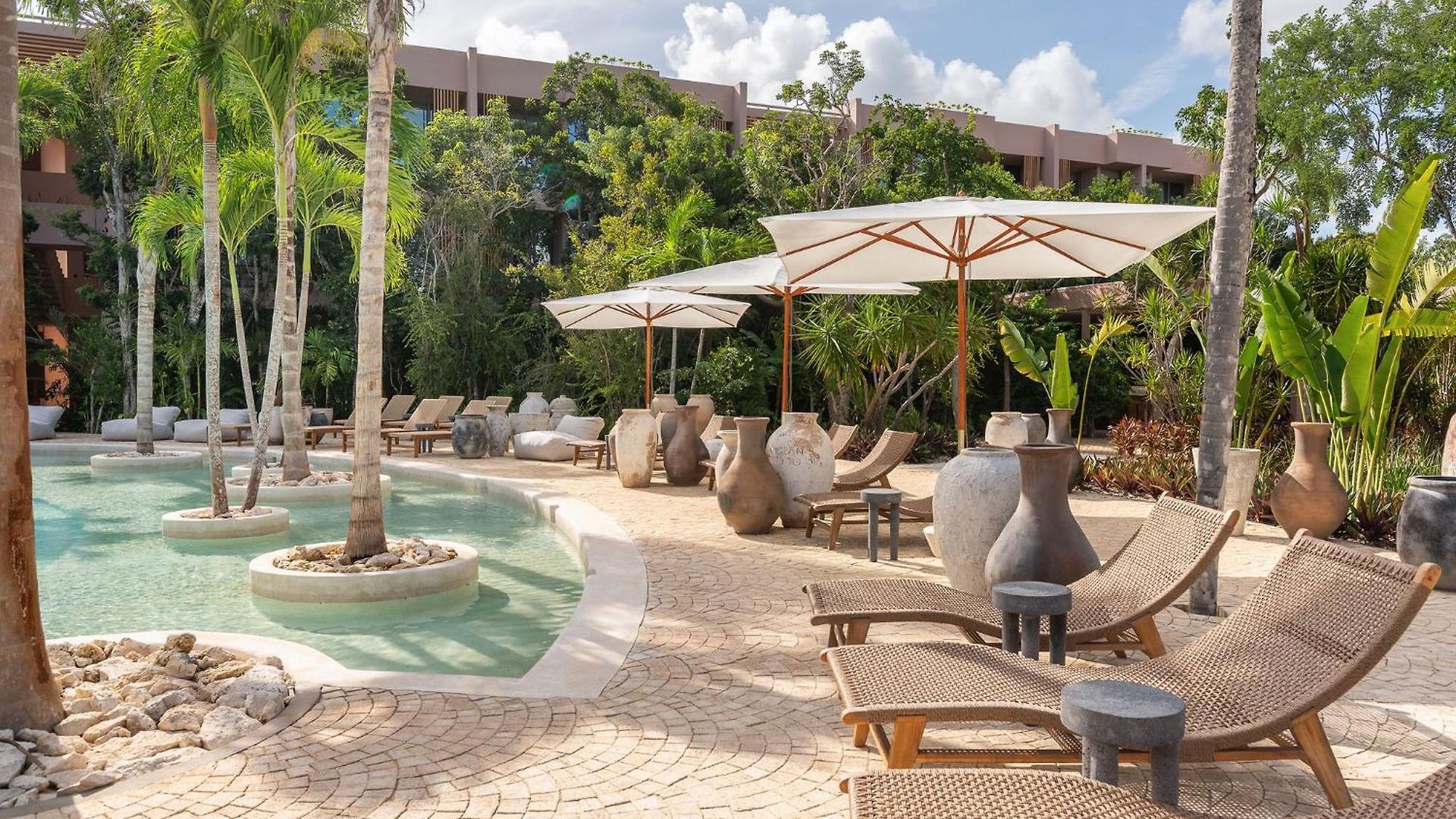 Amazing 1br Jungle With Restaurant, Pool And Gym Apartment