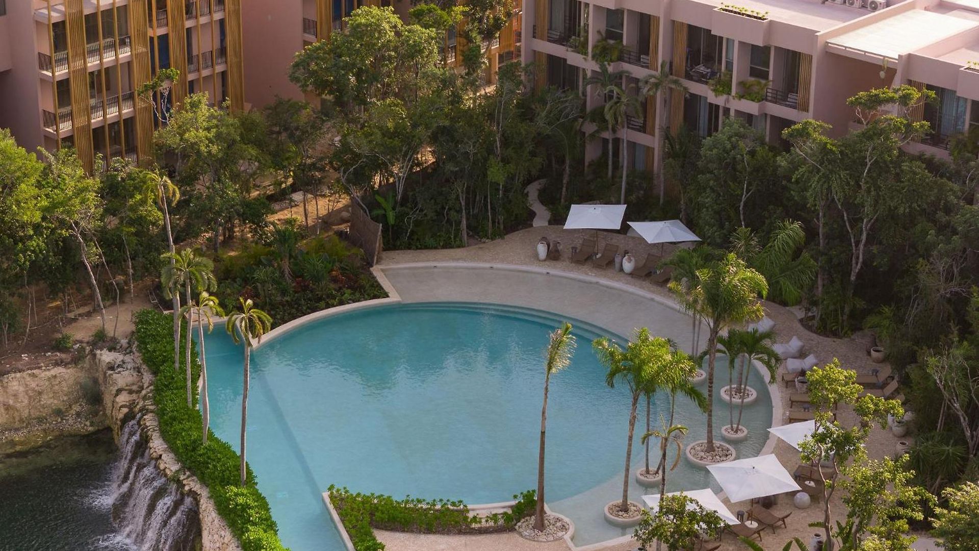 Amazing 1br Jungle With Restaurant, Pool And Gym