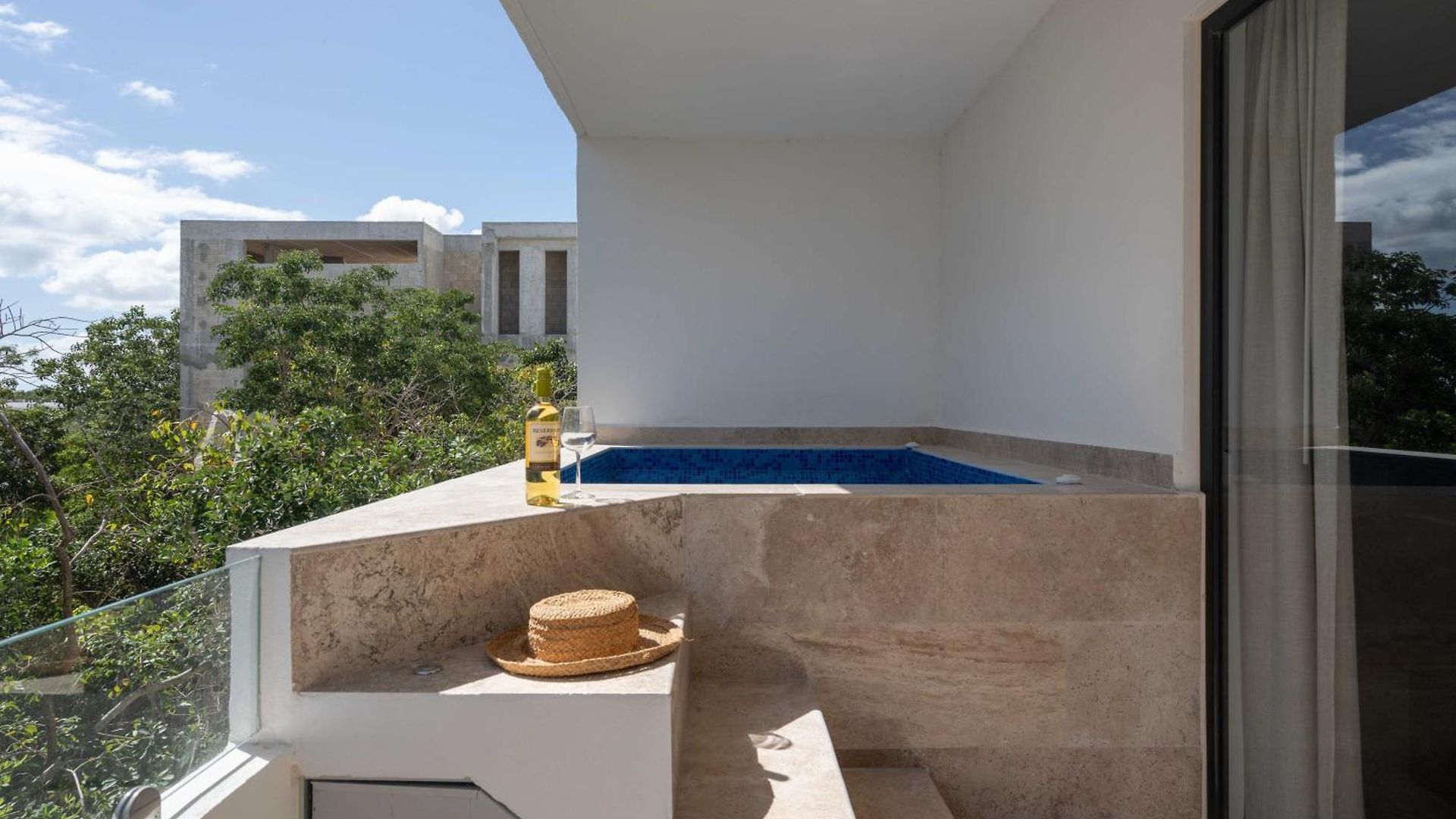 2 Bd Private Plunge Pool And Terrace