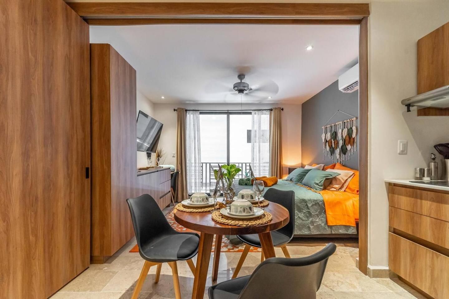 Holiday home King With Private Balcony, Rooftop Pool, Gym