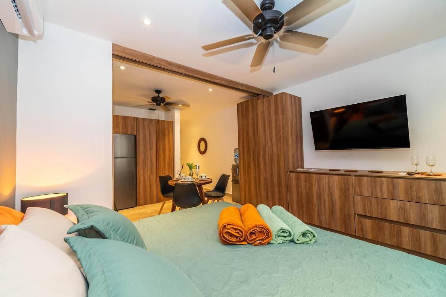 King With Private Balcony, Rooftop Pool, Gym Holiday home *