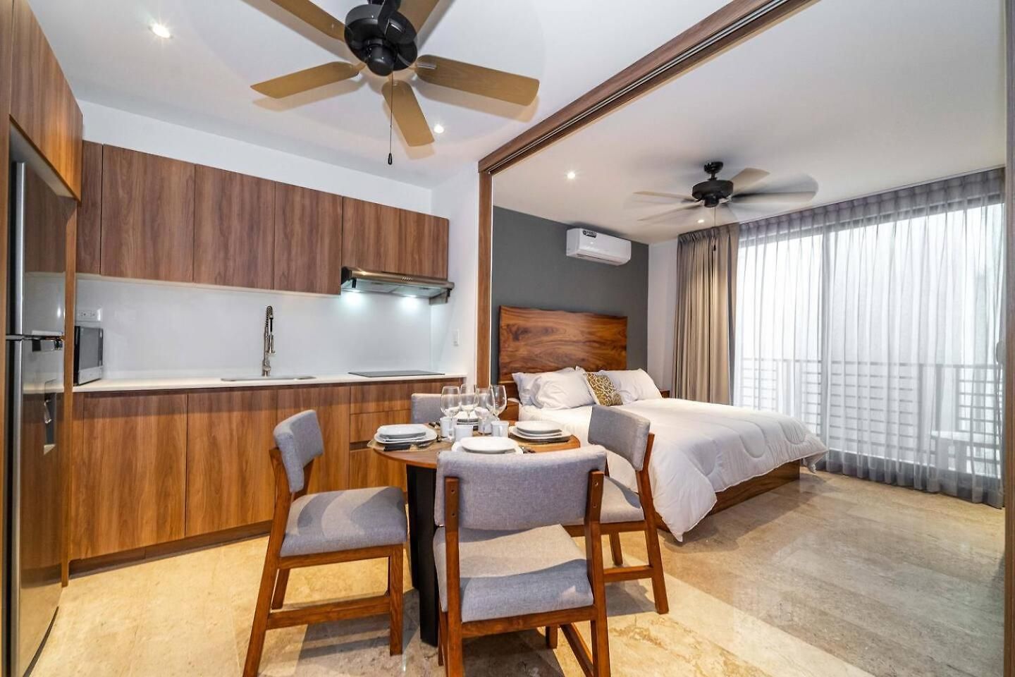King With Private Balcony, Gym And Rooftop Pool *