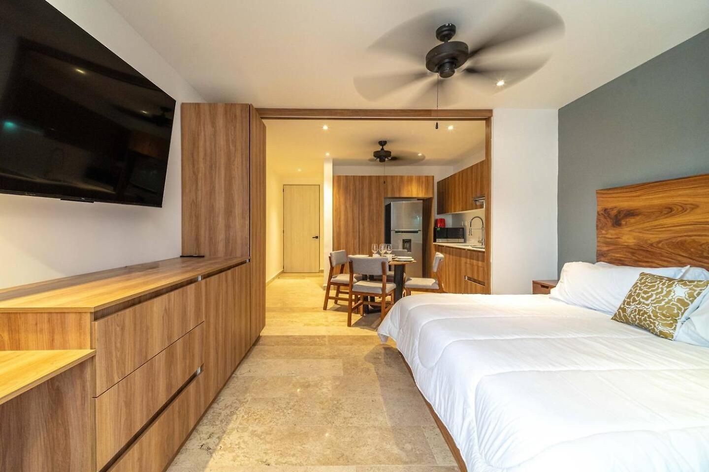 King With Private Balcony, Gym And Rooftop Pool Holiday home