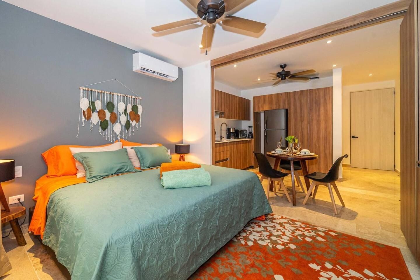 Holiday home King With Private Balcony, Rooftop Pool, Gym