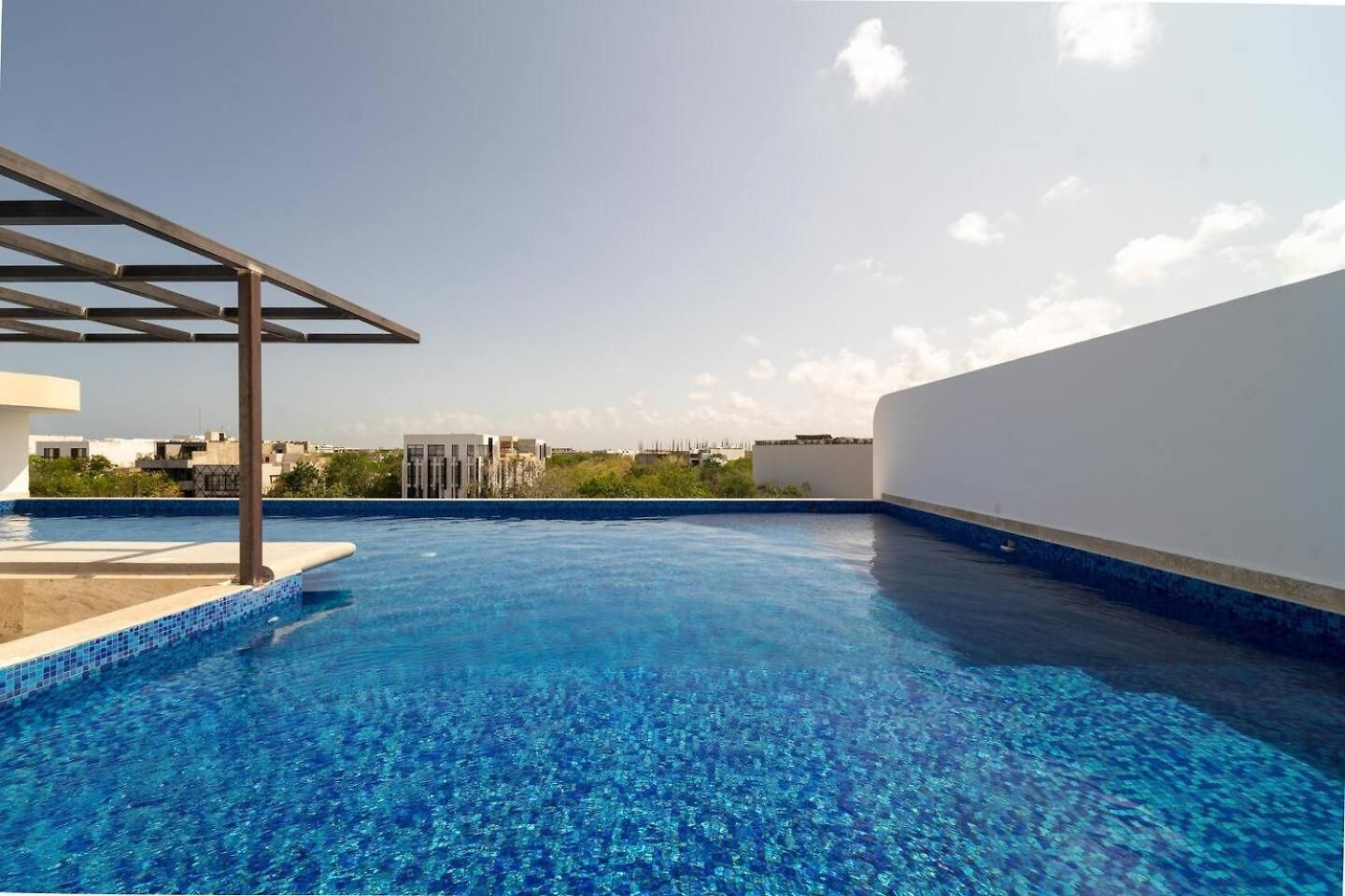 King With Private Balcony, Gym And Rooftop Pool *