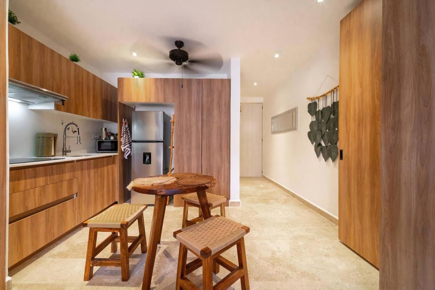 King With Private Balcony, Gym And Rooftop Pool *