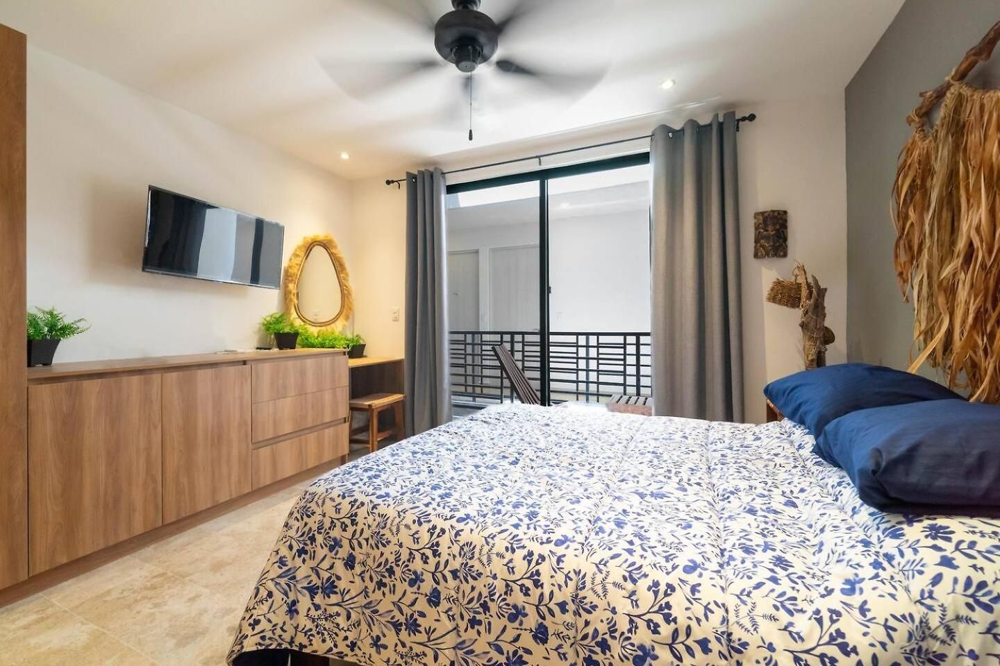 King With Private Balcony, Gym And Rooftop Pool Сasa de vacaciones
