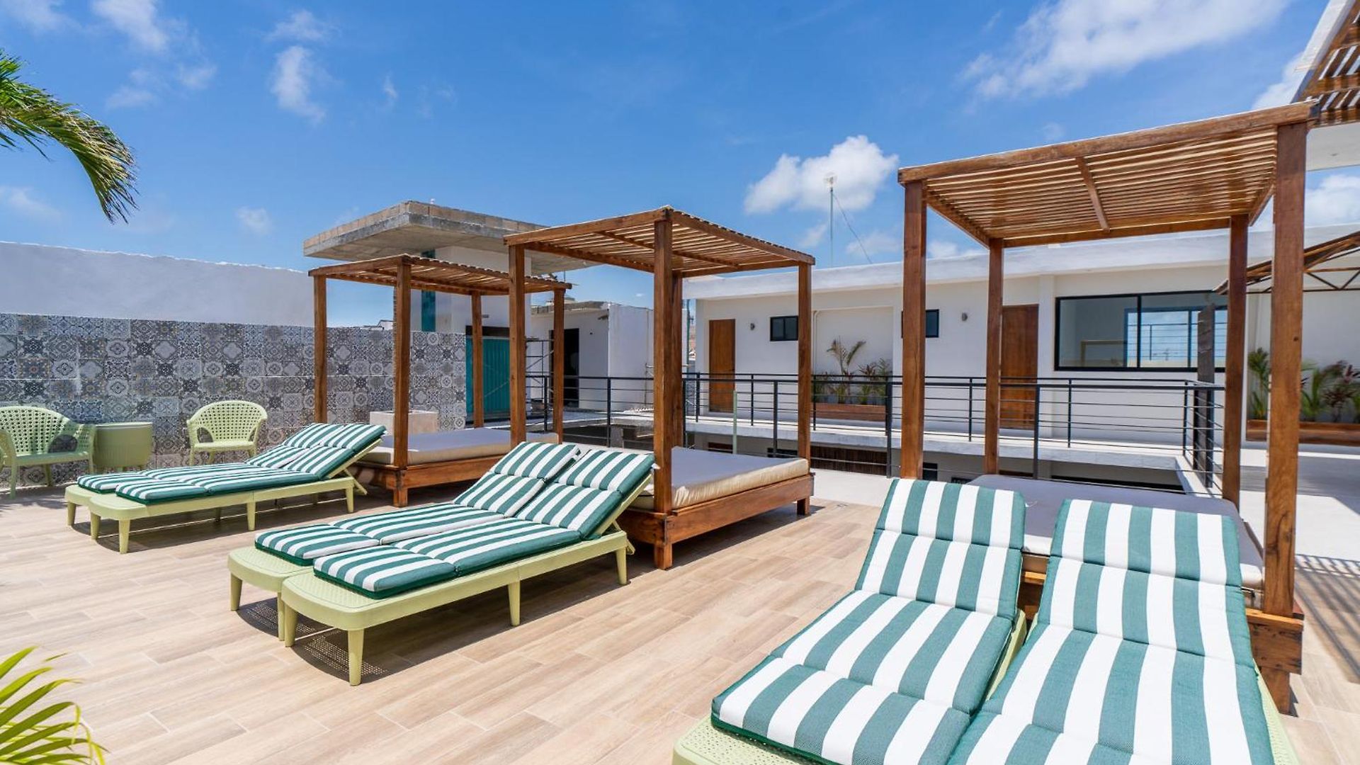 Apartment Downtown Penthouse With Private Pool, Rooftop Pool And Gym, Short Distance From Beaches, Restaurants & Nightlife *