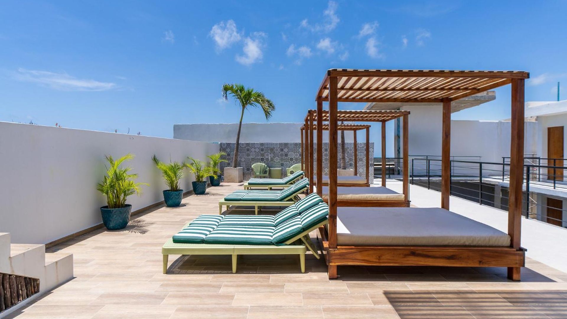 Downtown Penthouse With Private Pool, Rooftop Pool And Gym, Short Distance From Beaches, Restaurants & Nightlife Apartment