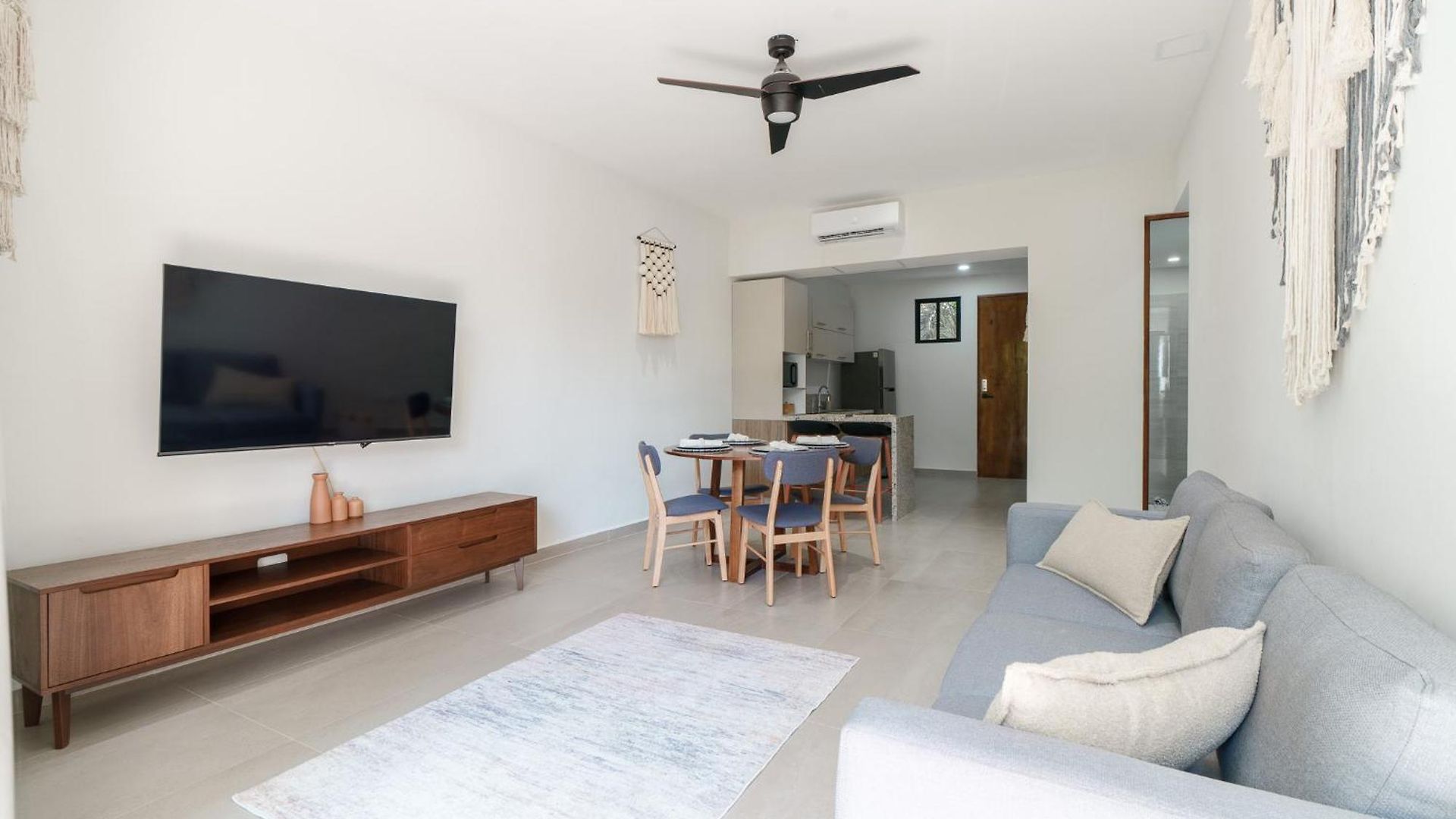 Apartment Downtown Penthouse With Private Pool, Rooftop Pool And Gym, Short Distance From Beaches, Restaurants & Nightlife