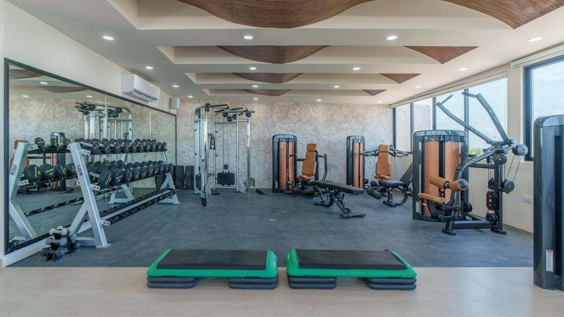 Downtown Penthouse With Private Pool, Rooftop Pool And Gym, Short Distance From Beaches, Restaurants & Nightlife *