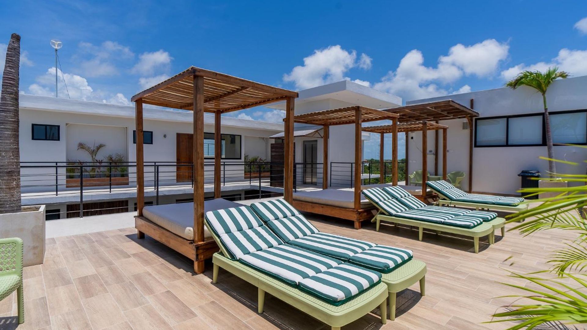 Downtown Penthouse With Private Pool, Rooftop Pool And Gym, Short Distance From Beaches, Restaurants & Nightlife