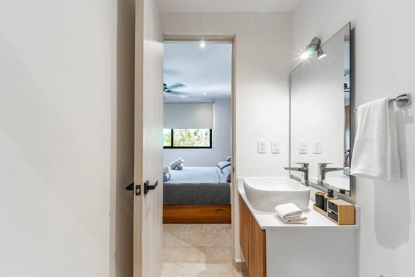 2 Bd With Private Balcony, Rooftop Pool, Gym
