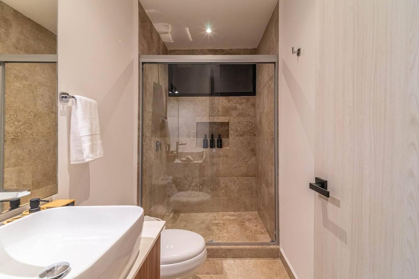 Holiday home 2 Bd With Private Balcony, Rooftop Pool, Gym *