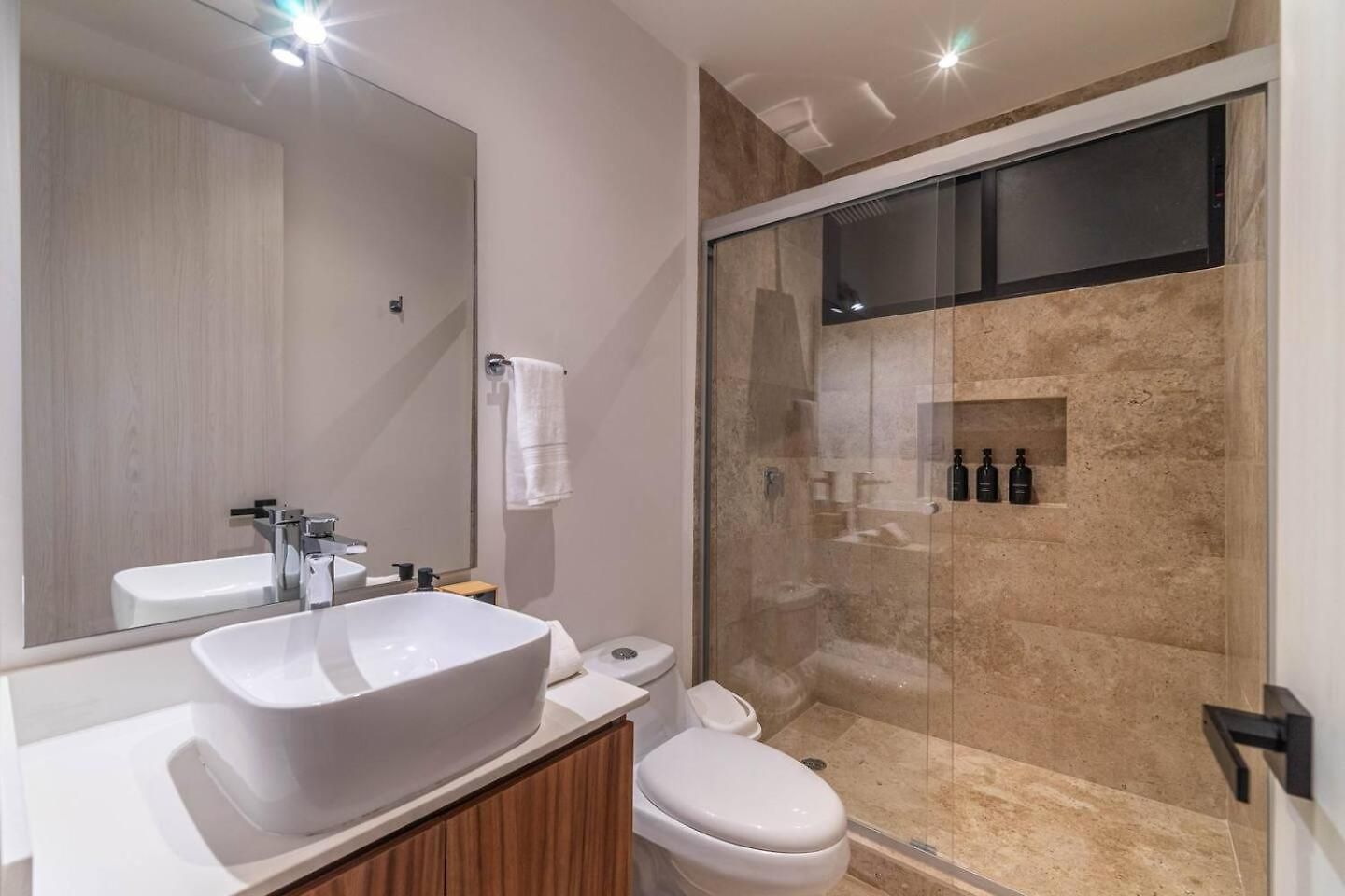 2 Bd With Private Balcony, Rooftop Pool, Gym *