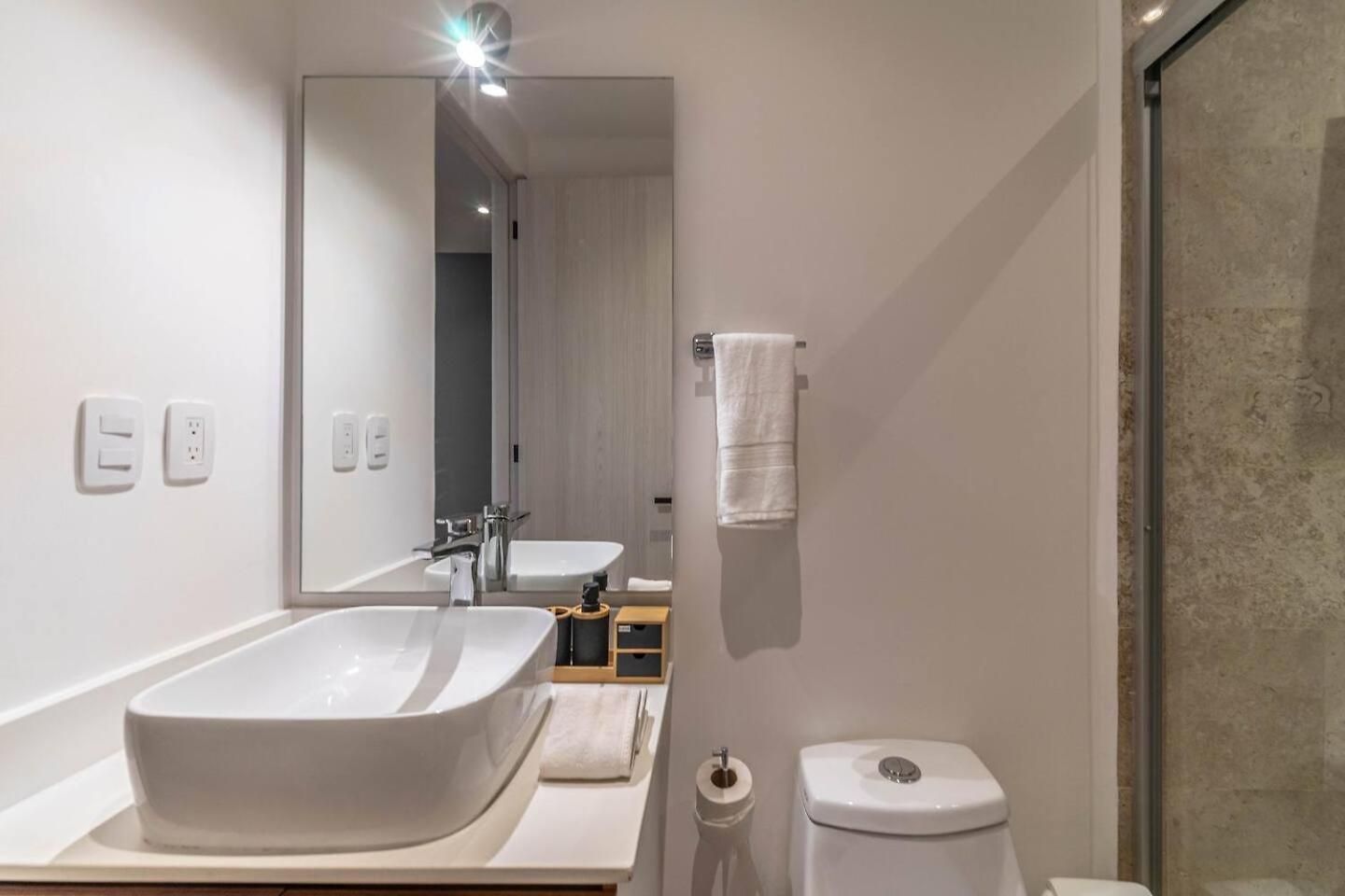 2 Bd With Private Balcony, Rooftop Pool, Gym *