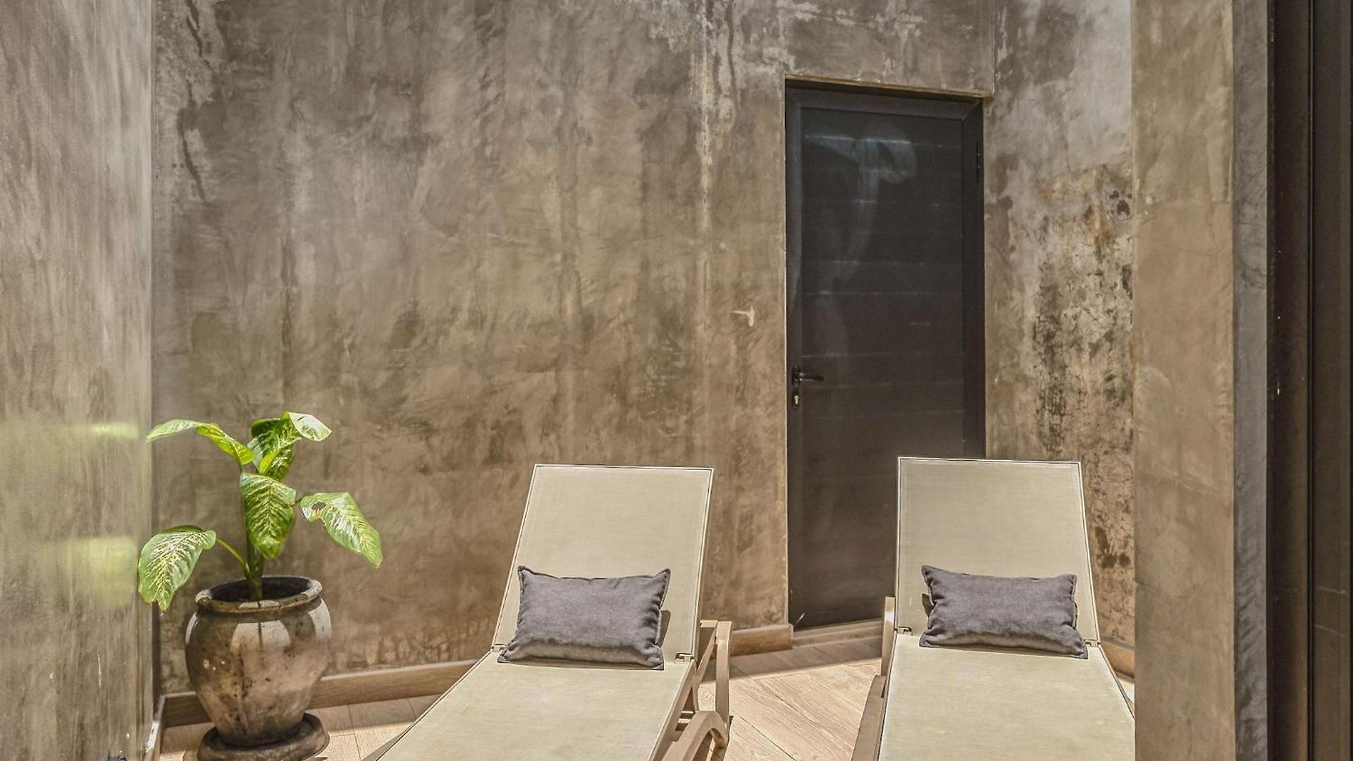 Stylish Ph With Private Pool-gym-superstore