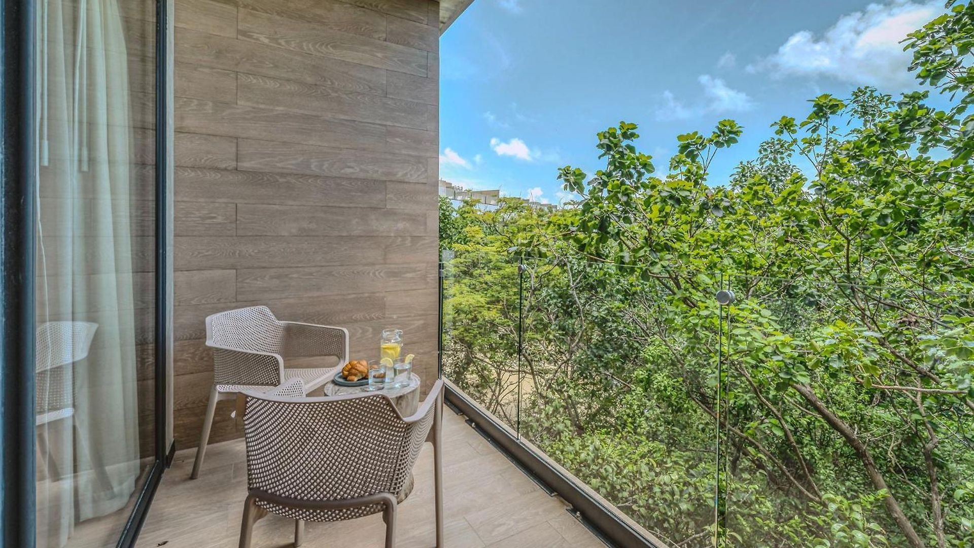 Stylish Ph With Private Pool-gym-superstore *