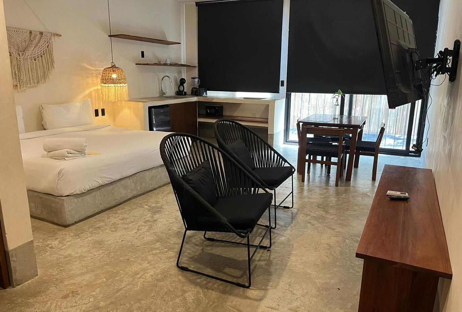 Cute And Cozy With Rooftop Pool Apartment