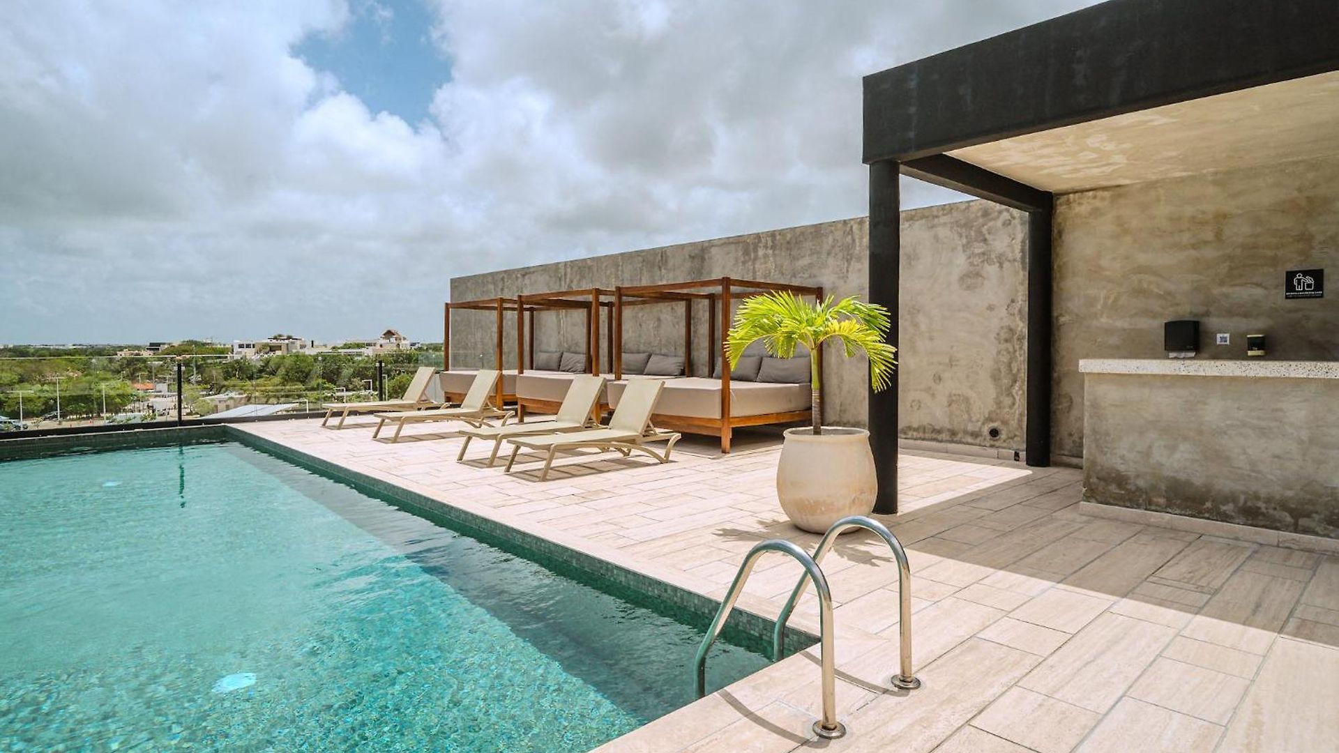 Stylish Ph With Private Pool-gym-superstore *