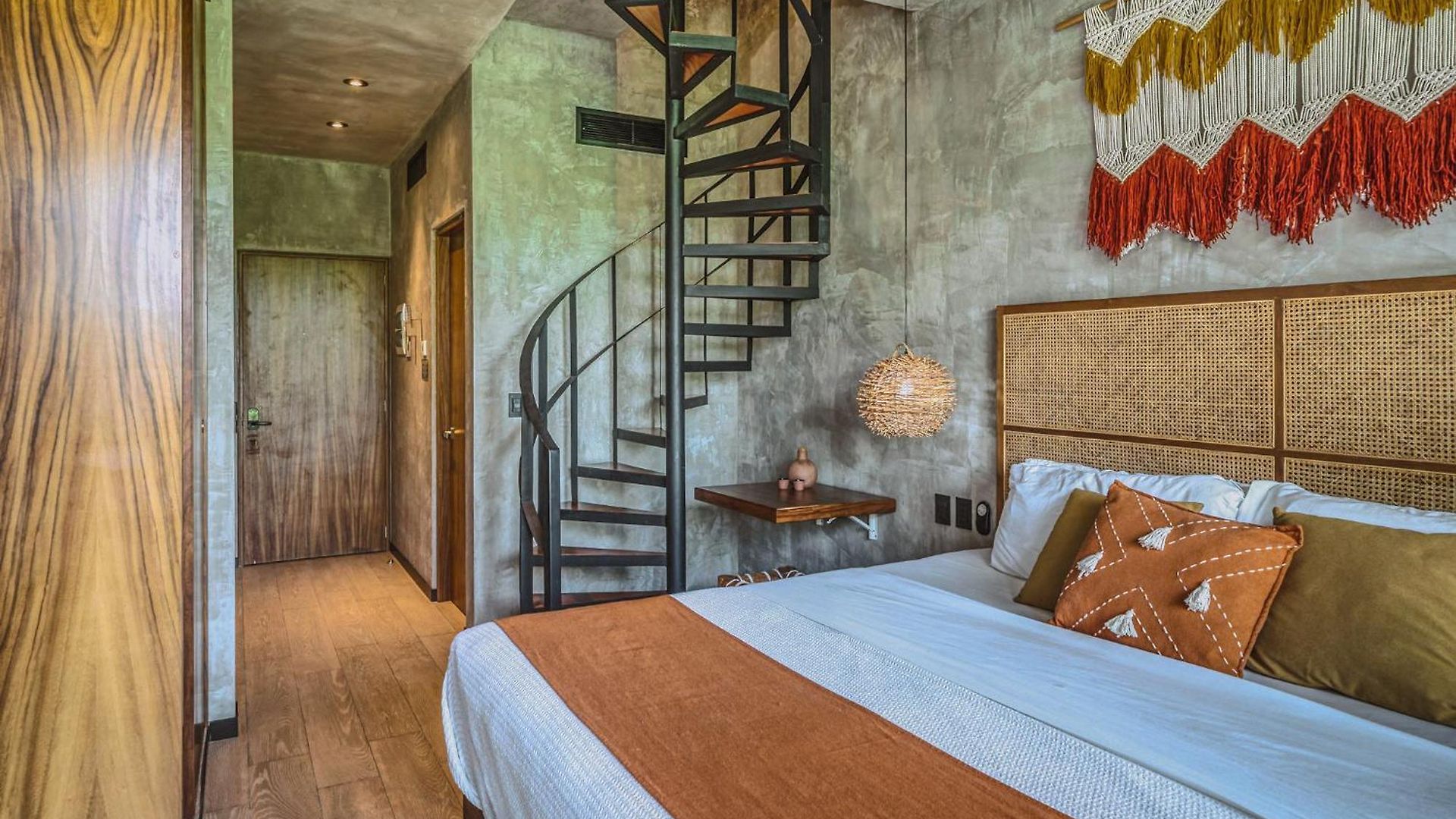 Stylish Ph With Private Pool-gym-superstore *