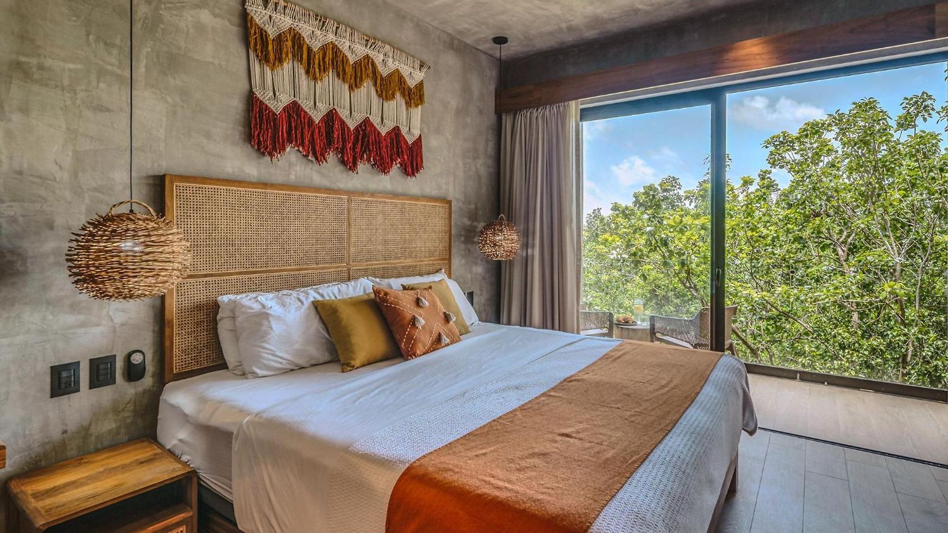 Stylish Ph With Private Pool-gym-superstore *