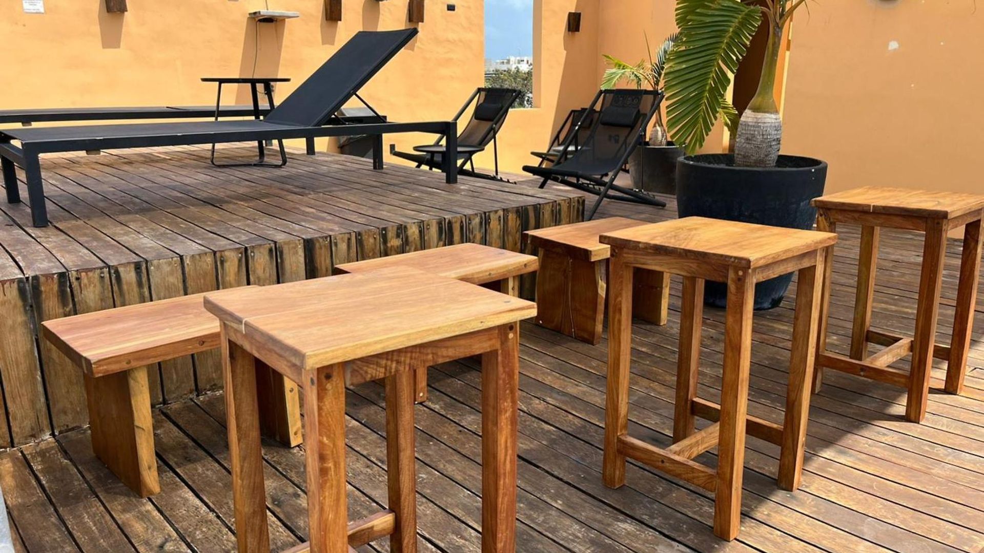 Cute And Cozy With Rooftop Pool Apartment