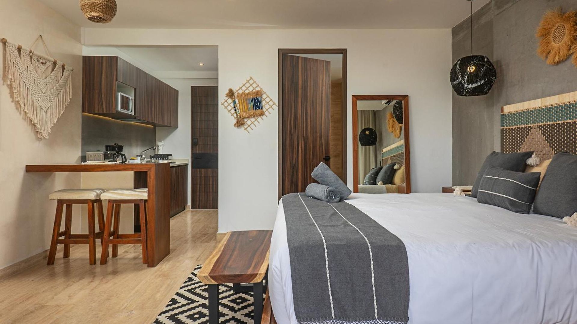 Unwind | Private Balcony & Rooftop Pools | Casago Holiday home *
