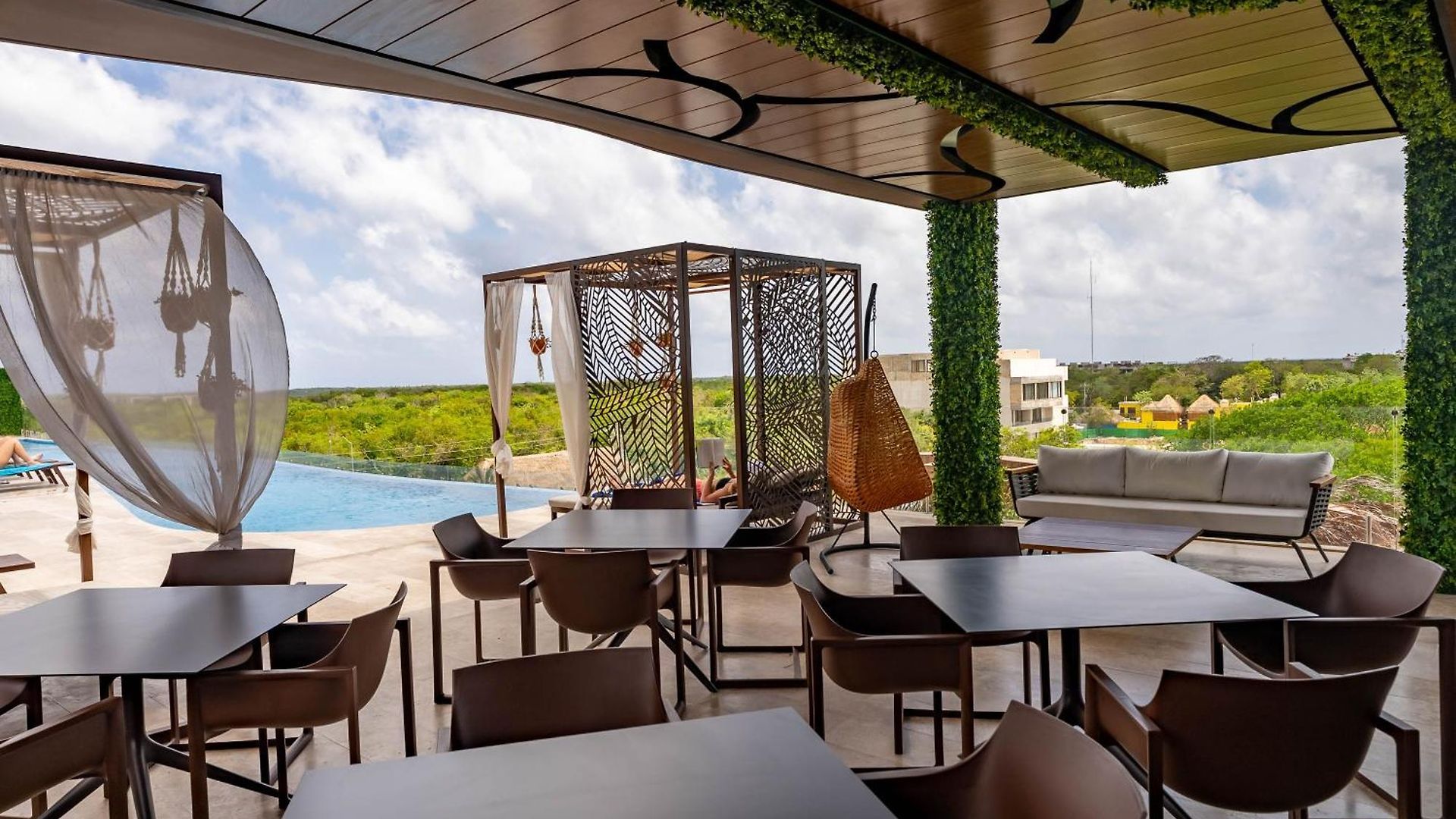 Menesse Apartahotel 4*