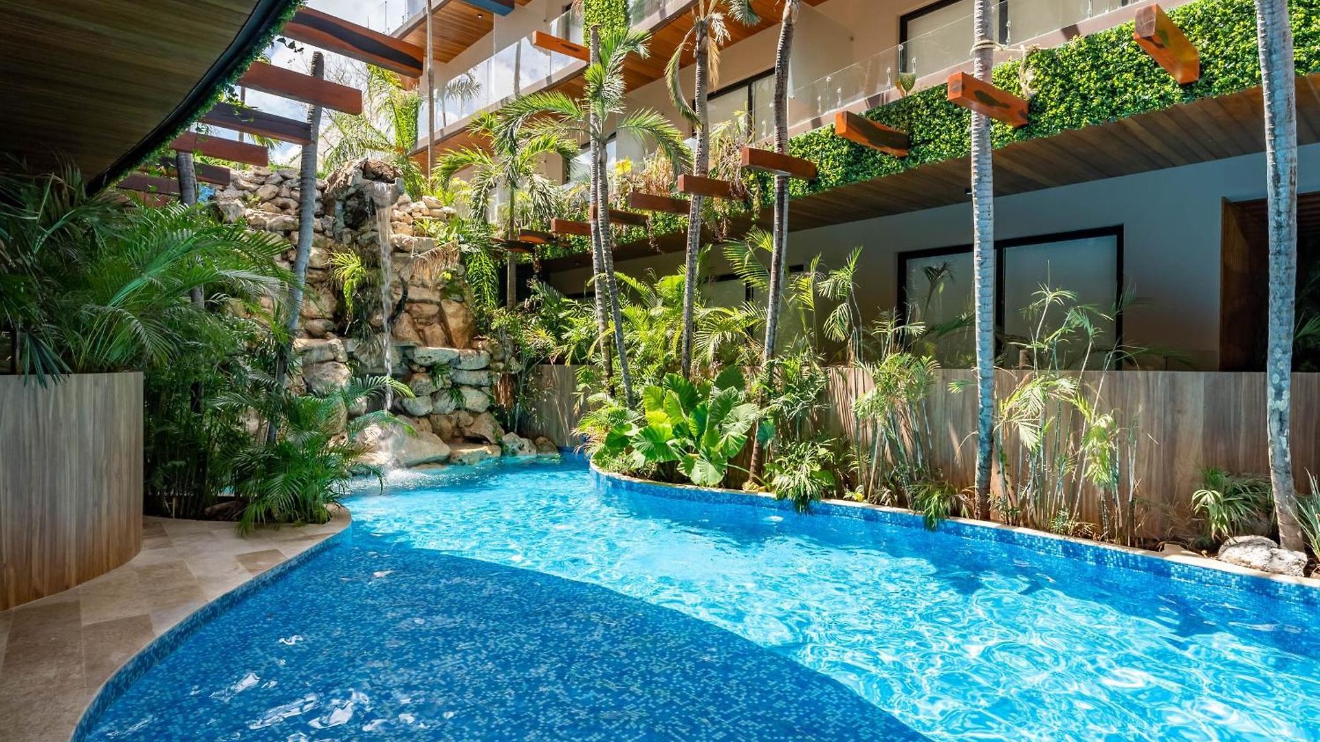 Menesse Apartahotel 4*
