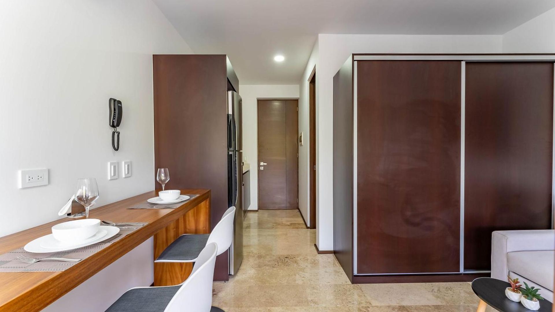 Menesse 4*