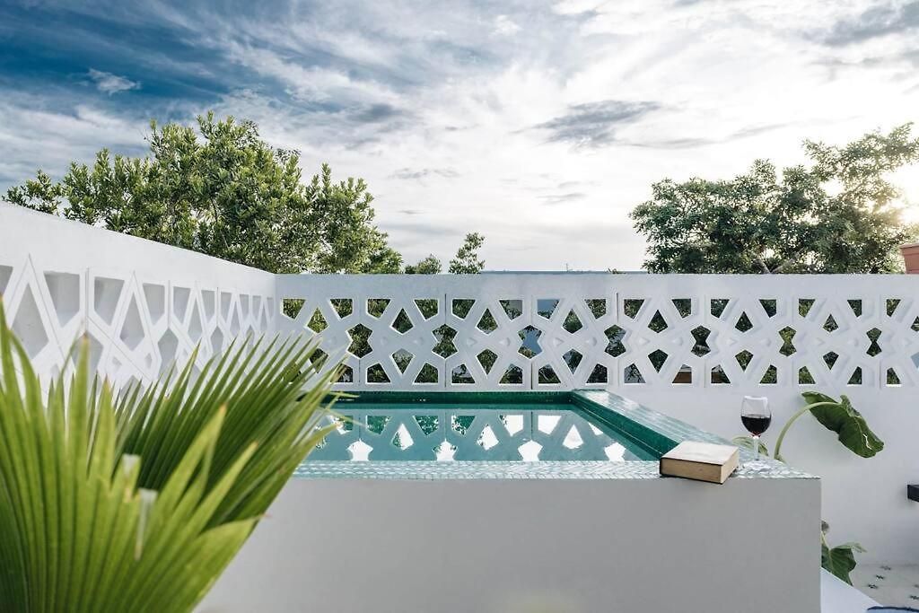 Villa 8br Two-villa Compound With Four Pools *