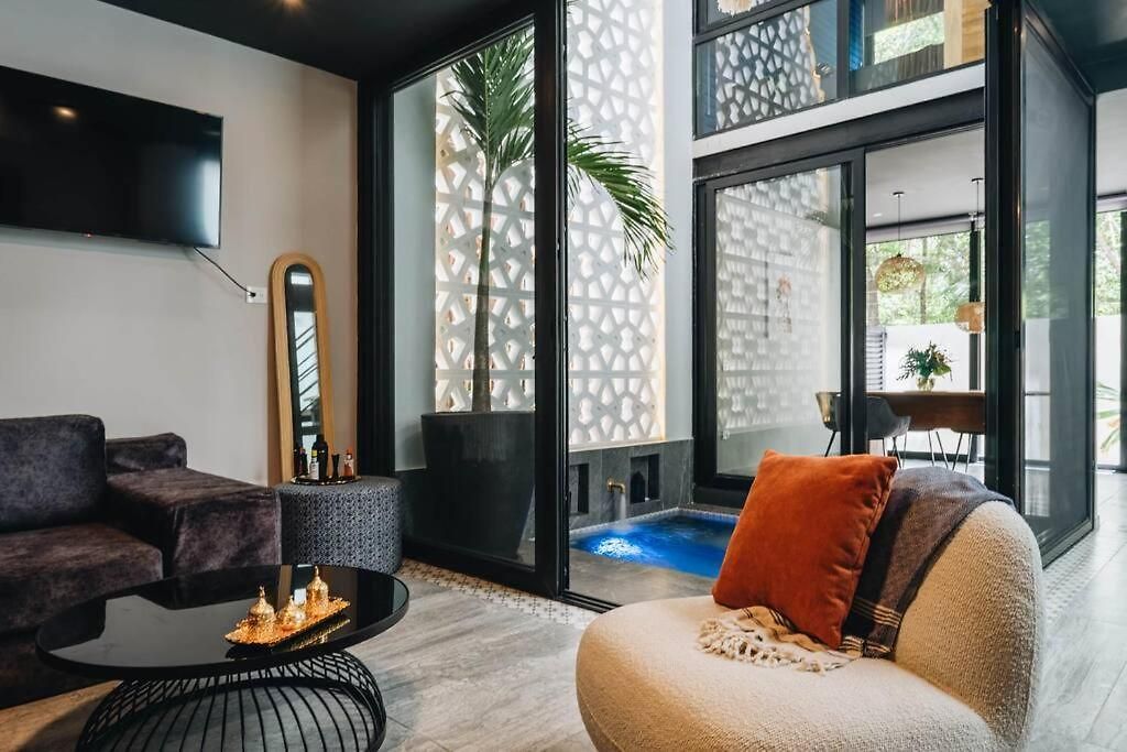 8br Two-villa Compound With Four Pools *