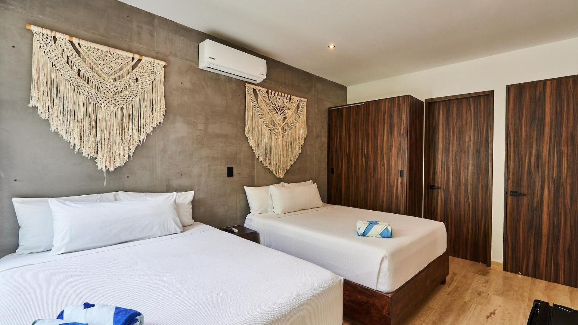 Escape - Stylish Pool, Gym & Parking Apartment *