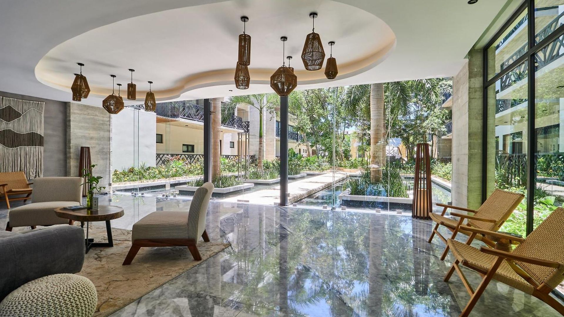 Escape - Stylish Pool, Gym & Parking Apartment