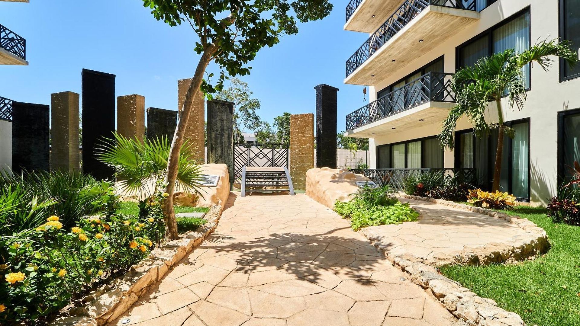 Escape - Stylish Pool, Gym & Parking Apartment *