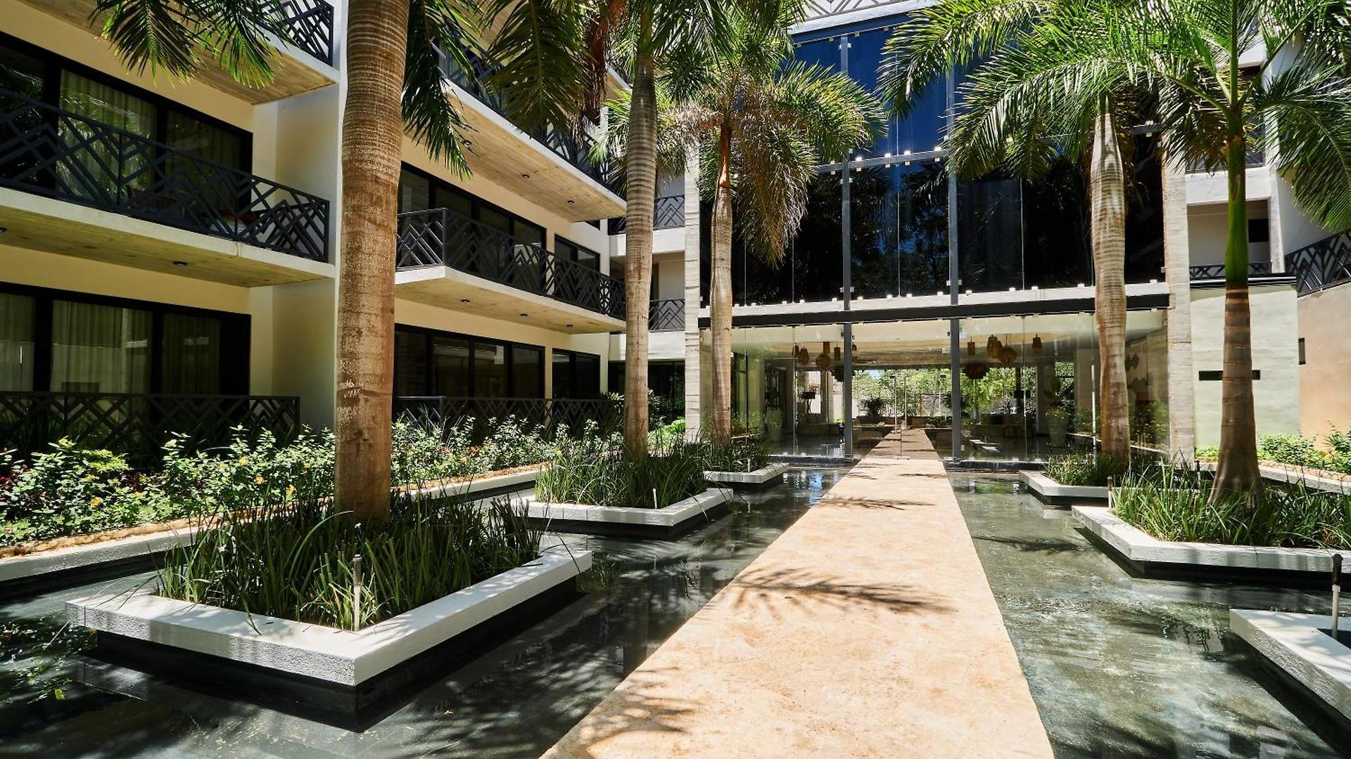 Apartment Escape - Stylish Pool, Gym & Parking *
