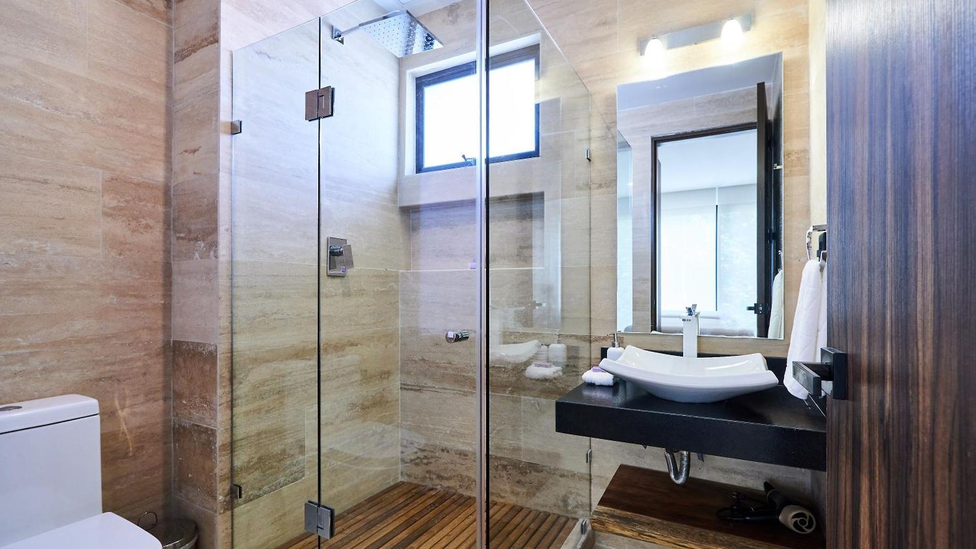 Escape - Stylish Pool, Gym & Parking *