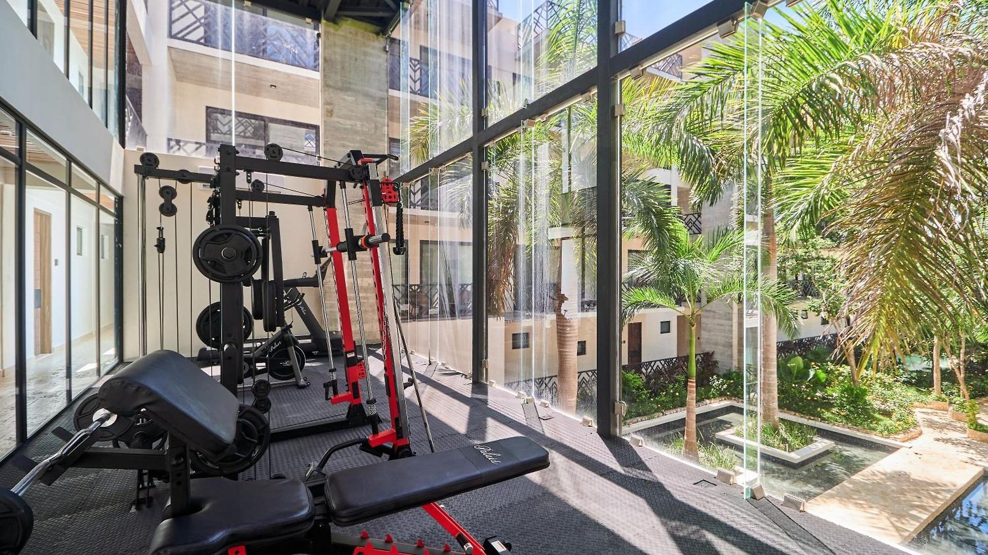 Escape - Stylish Pool, Gym & Parking Apartment