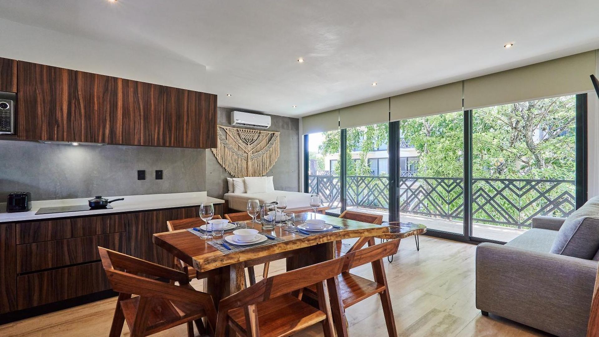 Apartment Escape - Stylish Pool, Gym & Parking