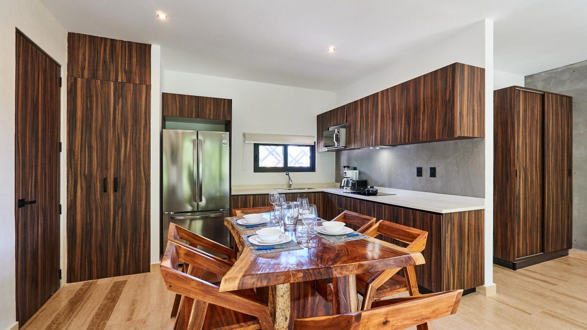 Escape - Stylish Pool, Gym & Parking Apartment *